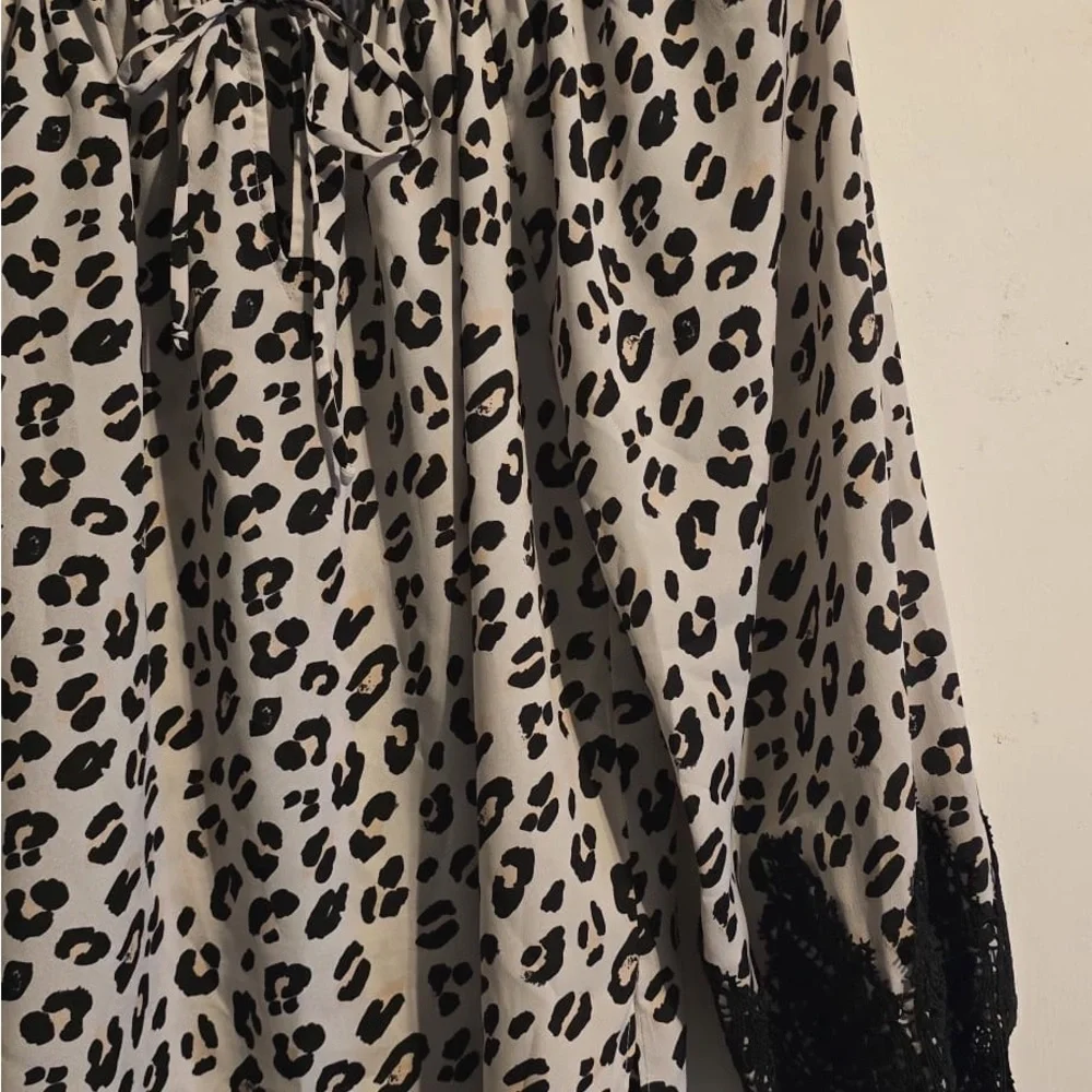 Elegant Black and White Leopard Blouse with Lace Trim - Picture 6 of 15
